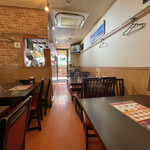 ナンカレー - 店内の1番奥から入口方向