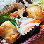 Moritaya - ヒジキの煮物、紅白なます、キムチなどの副菜