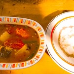 村上カレー店・プルプル - サバ缶 ・カレー(￥1050)、辛さ30番、ご飯120g(￥-50)。
            魚のスープカレーは初じゃないかな。