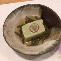 喜心 - 先附けの「枝豆の豆腐と蓴菜」です。