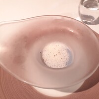 リストランテ ラストリカート - シャドウクィーン(紫いも)のスープに牛乳のエスプーマ