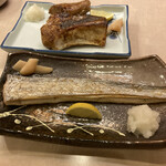 Edomae Sushiyoshi - 本日の魚（マグロのかま、太刀魚の塩焼き）