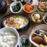 Minoru Shokudou - ごちそう定食(メイン: 豚の角煮、グラタン)