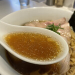 淡麗拉麺 己巳 - 鴨×鶏 特製淡麗醤油らーめん1,200円のスープのアップ