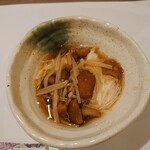 和菜酒房 おりべ - お通し　山芋そうめんとなめこ