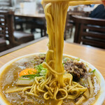 京一 - ◎中太ストレートの中華麺が、とろみのある濃厚なカレーのスープに麺が良く絡む。