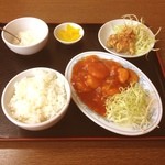 長江 - エビチリ定食(¥500)揚げたての唐揚げとスープ、杏仁豆腐付きで、夜にこの値段はスゴイ。
            エビチリもしっかり辛くて美味しかった。
            店員さんがエプロンしてないのがちょっと残念。