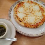 サイゼリヤ - オリーブアンチョビのマルゲリータピザ