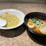 Chuugokuryouri Senrakuen - カニ炒飯638円に醤油ラーメン528円。