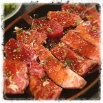 秋元 - 左:上ロース(1,900円)、右:上カルビ(1,900円)