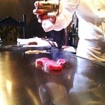 横浜うかい亭 - ステーキ調理中