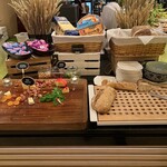 CONRAD CENTENNIAL SINGAPORE - 朝食ビュッフェのチーズとパン
            2022年7月17日