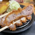 とんかつ 栄ちゃん - 一番最初に脂身を食べる至福からもう離れられない。