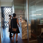 マンゴツリー東京 - 入口 (入店する食べログレビュアーの生ビールさん)