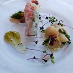 マンゴツリー東京 - 帆立とゴーヤのサラダ(右)　黒鯛と甘海老の生春巻き(左)　アボガドとバジルのソース