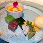 マンゴツリー東京 - ３種のデザートの盛り合わせ　カノムチャン(左手前)　マンゴープリン(左奥)　バナナアイス(右)