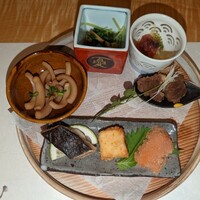 対馬のどぐろとイカ活き造り 博多 魚蔵 都ホテル店 - 八寸
