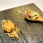 メイ - ❶アミューズその1
      ・焼いた鰯、トマトのソース、枝豆、ブロッコリースプラウト
      ・米粉で作ったチュイル、黒毛和牛の筋肉で作ったキーマカレー