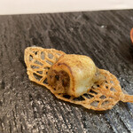 メイ - ❶アミューズその1
      ・米粉で作ったチュイル、黒毛和牛の筋肉で作ったキーマカレー