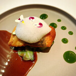 メイ - 和歌山県産鮎の身、肝、ホタテのムースのパートブリック包み揚げ、炭火焼きのキューリ、スダチ、スダチの泡、蓼の葉のソース、赤ワインのソース。