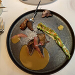 メイ - ❼小鳩の岩塩包み焼き
      胸肉、揚げたモモ肉、ササミ、揚げた手羽元、頭（脳味噌）
      ピジョンドアラクレール（小鳩の出汁とクリーム）ソース。