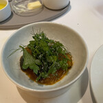 メイ - ・ズッキーニ、玉ねぎ、セロリ、パプリカ、トマトのラタトューユ、小鳩の砂肝、心臓、レバー、ハーブのサラダ、チーズ