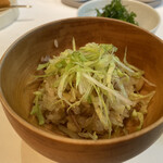 メイ - ・ガーリックライス、刻んだ鳩の肉、茗荷、レタス