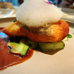 メイ - ❻和歌山県産鮎の身、肝、ホタテのムースのパートブリック包み揚げ、炭火焼きのキューリ、スダチ、スダチの泡、蓼の葉のソース、赤ワインのソース。