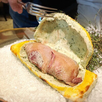 メイ - 仔鳩の岩塩包み焼き