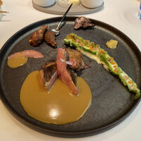 メイ - 小鳩の岩塩包み焼き
                    胸肉、揚げたモモ肉、ササミ、揚げた手羽元、頭（脳味噌）
                    ピジョンドアラクレール（小鳩の出汁とクリーム）ソース。