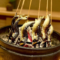 米増 - 焼き鮎～焼き上げた鮎の中骨を抜いて、頭と骨は素揚げで。