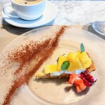 La Brianza - パイナップルタルトココナッツソース。ディカフェコーヒーと。Sさんのドルチェ美しい素晴らしいです(*^^*)