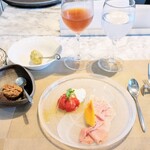 La Brianza - 幸せの始まり☆ 自家製フォカッチャに和牛リエットも美味しい♡(๑´ڡ`๑) アメーラトマトコンフィブッラータチーズカプレーゼ、生ハムマンゴー。ワインはオレンジワイン選んで下さいました～ Tさん感謝☆