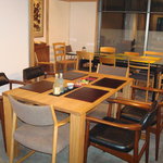 Taichibou - 店内中央の木製テーブル。本革の椅子は座り心地抜群と評判良しです。