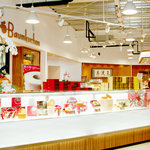 Minamitei - お菓子の甘～い香りが漂う、広々した清潔な店内。2007年12月オープン。