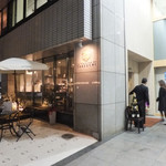 外で待っていてくれたソムリエさん