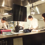 向かって左が竹内シェフ。センスの良いロゴマークがプリントされています。