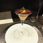 レストラン ラ・フロレゾン・ドゥ・タケウチ - 冷前菜は「なめらかな人参のムースリーヌ　オマール海老のジュレと雲丹、キャビア添え」