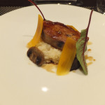 レストラン ラ・フロレゾン・ドゥ・タケウチ - フォアグラの一皿は「フランス産フォアグラのポアレ　名古屋コーチンの砂肝とシャンピニョン　パルメザンのリゾットと共に　ミモレットコポーを添えて」
