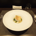 レストラン ラ・フロレゾン・ドゥ・タケウチ - 魚料理は「山口県産甘鯛のうろこ焼き　季節野菜と柚子の香り　帆立と甘鯛のフュメのソースで」
