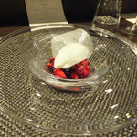 レストラン ラ・フロレゾン・ドゥ・タケウチ - デザートの二皿目は「赤い果実の軽いコンポート　マスカルポーネのムースとヨーグルトのソルベと共に」