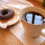 安心おやつ はらドーナッツ - チョコドーナツ（130円）とホットコーヒー（300円）