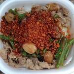 すき家 - 【期間限定】
◆『トリプルニンニク牛丼(並)盛』(650えん)

ニンニクの芽牛丼に
ほくほくなねフライドニンニク
ガーリックと唐辛子を合わせた特製フレークがトッピング♬


