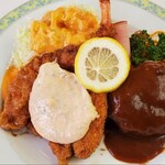 おぐら - ランチの内容はチキン南蛮、海老フライ、ハンバーグとナポ、ロースハム、キャベ千サラダ。