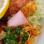 おぐら - 付け合わせのサラダ、ナポも抜かりない。