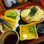 手打ちうどん 自遊席 - 季節の天ぷら盛り合わせ ざるうどん (冷)