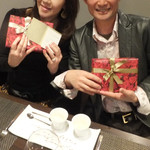 レストラン ラ・フロレゾン・ドゥ・タケウチ - 娘からのサプライズに喜ぶ夫婦