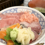磯丸水産 - 磯丸４色丼と生海苔味噌汁
