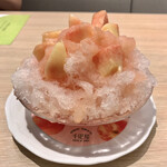 京橋千疋屋 - この世のkawaiiが詰まった桃のかき氷。
            天然でこんな優しいピンクが…あるんです。