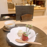 乙味 あさ井 - 苺とブルーチーズアイス蜂蜜がけ